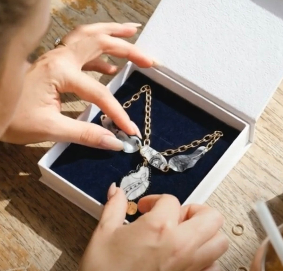 Collana più orecchini "Ombre e Luce" Essenza Donna - immagine 12